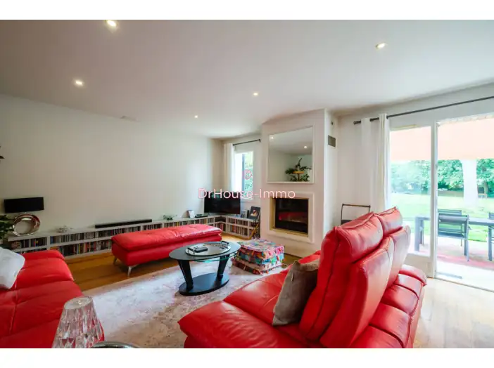 Maison 7 pièces de 229 m² - Feucherolles (78810)