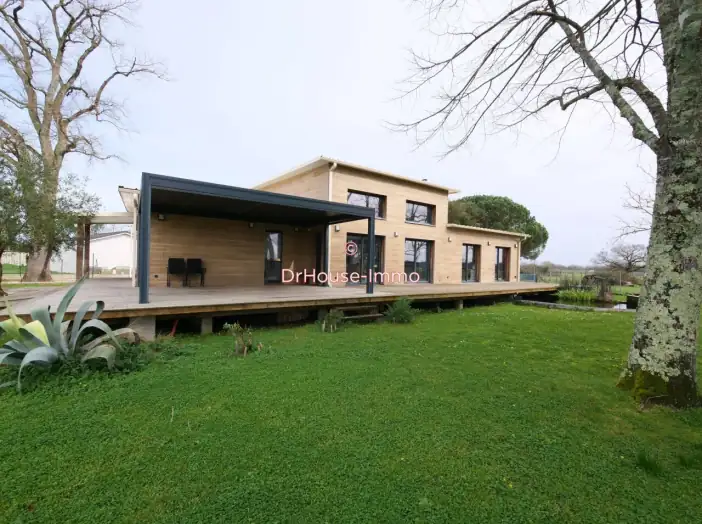 Maison 6 pièces de 165 m² - Lamarque (33460)