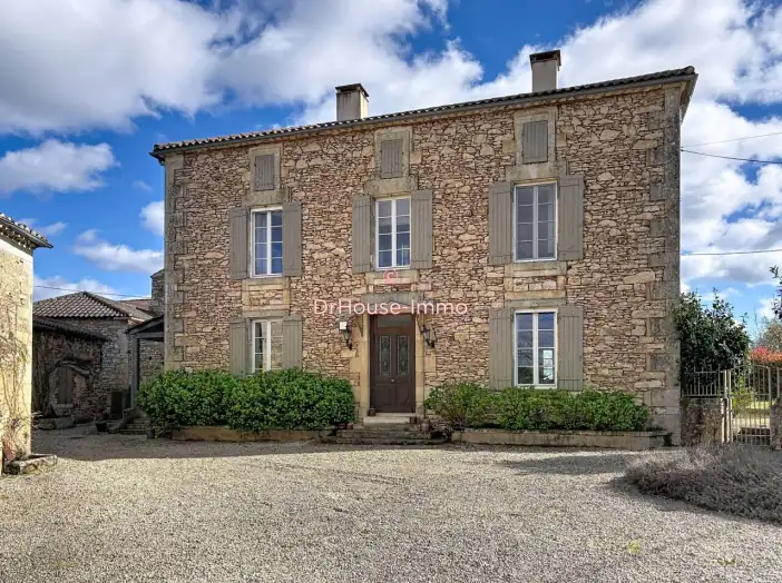 Maison 6 pièces de 240 m² - Saint-Front-sur-Lémance (47500)