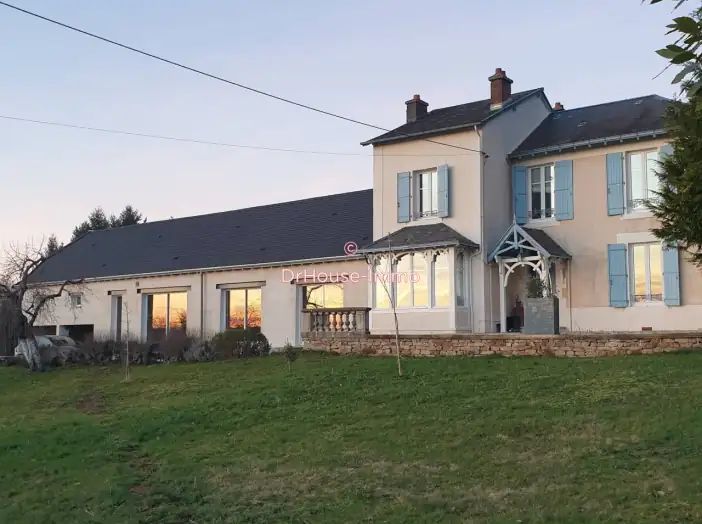 Maison 6 pièces de 240 m² - Saint-Yrieix-la-Perche (87500)