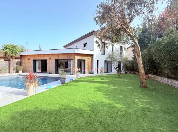 Maison 7 pièces de 262 m² - Bruges (33520)