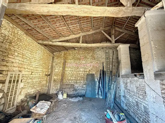 Grange 3 pièces de 320 m² - Soyaux (16800)
