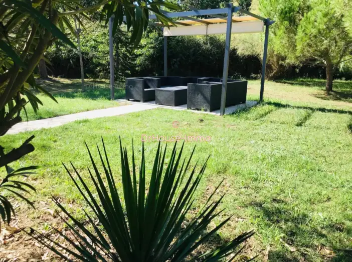 Maison 10 pièces de 320 m² - Saintes-Maries-de-la-Mer (13460)