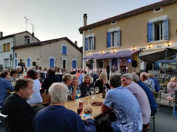 Commerce de 130 m² - Cherval (24320)