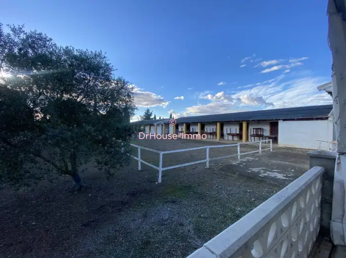 Commerce 3 pièces de 185 m² - Saint-Laurent-d'Aigouze (30220)