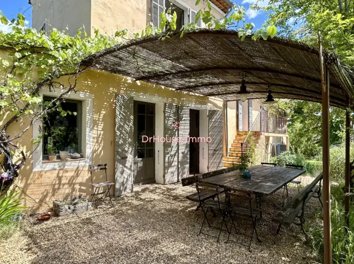 Maison 8 pièces de 180 m² - Villecroze (83690)