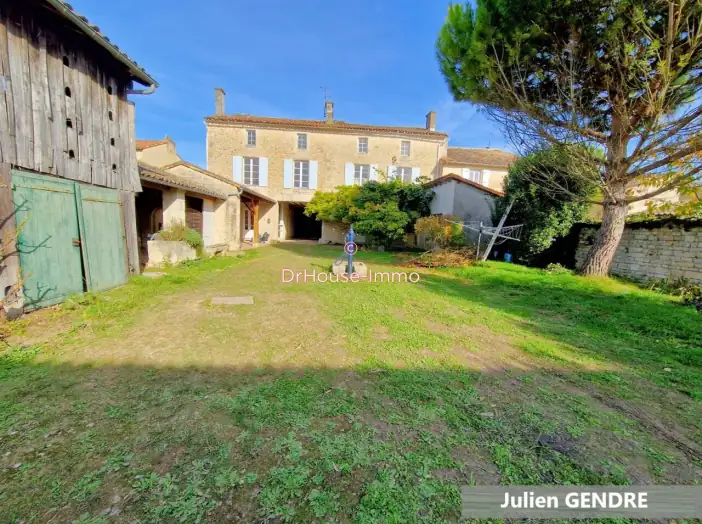 Maison 14 pièces de 337 m² - Brioux-sur-Boutonne (79170)