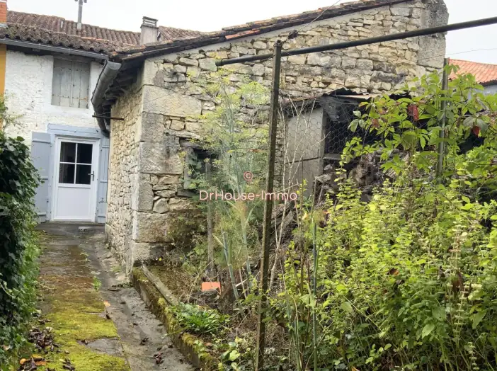 Maison 5 pièces de 105 m² - Saint-Claud (16450)