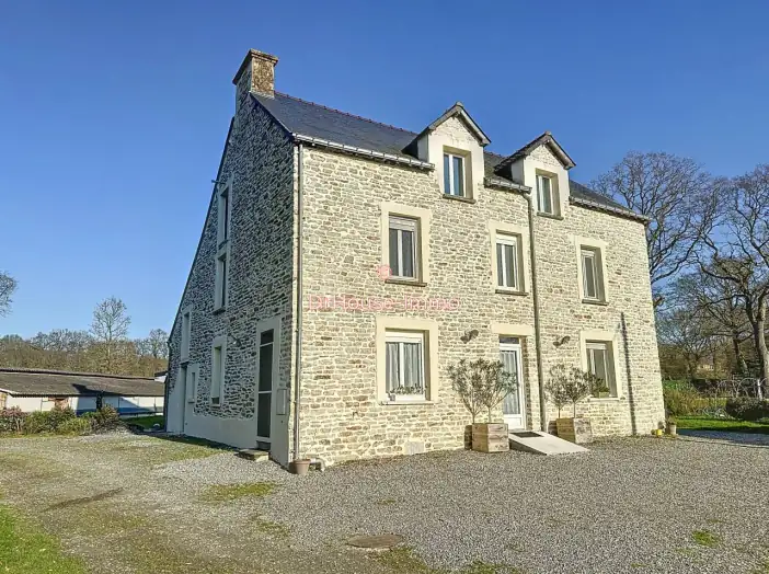 Maison 9 pièces de 250 m² - Missiriac (56140)