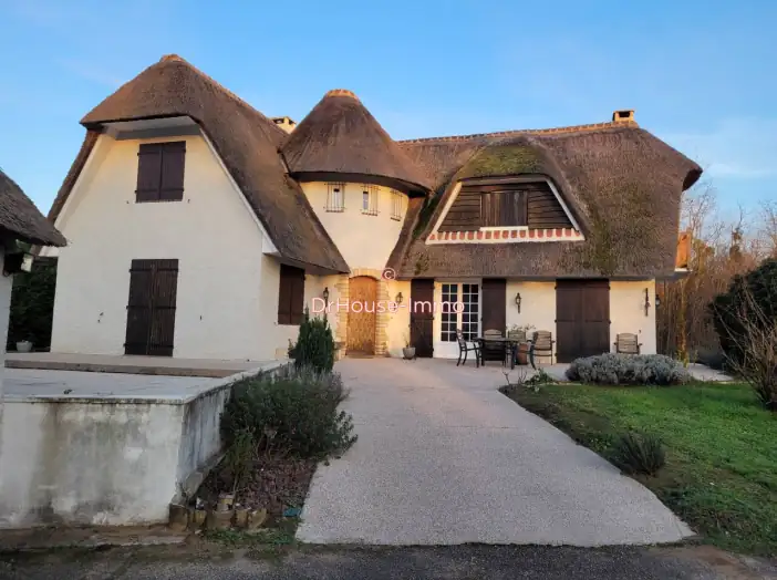 Maison 10 pièces de 213 m² - Manziat (01570)