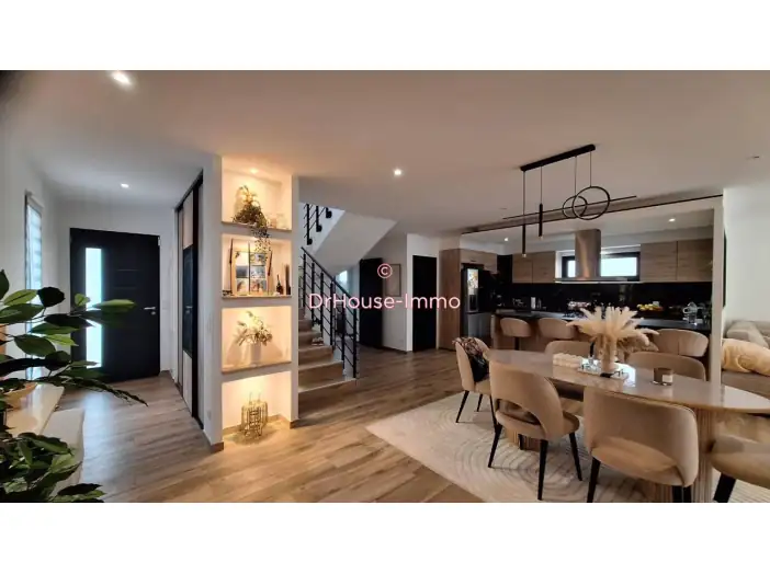 Maison 5 pièces de 150 m² - Rocbaron (83136)