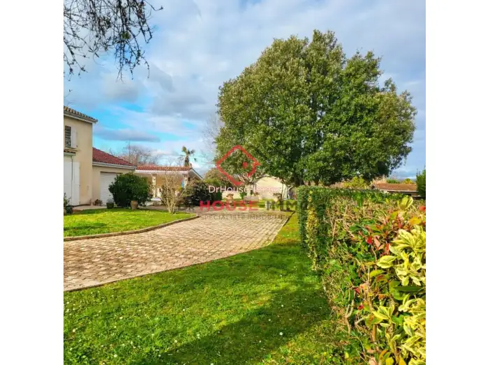 Maison 9 pièces de 170 m² - Saint-Sulpice-et-Cameyrac (33450)