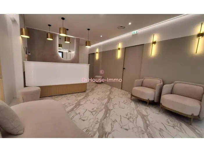 Bureau 4 pièces de 75 m² - Ollioules (83190)