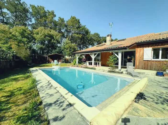 Maison 6 pièces de 140 m² - Arès (33740)