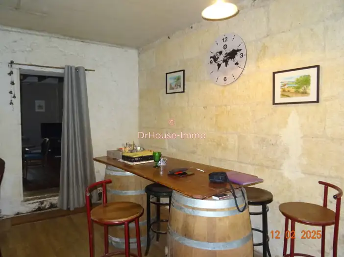 Immeuble 9 pièces de 220 m² - Saint-Savin (33920)