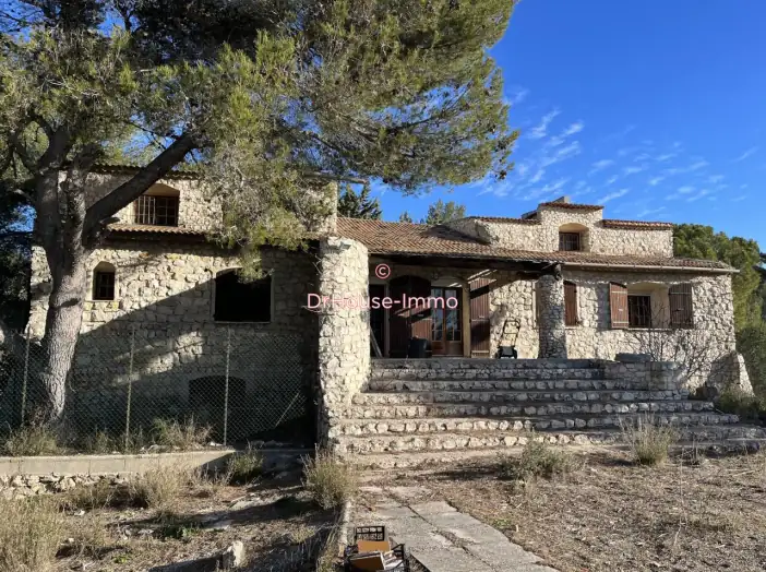 Maison 10 pièces de 250 m² - Ventabren (13122)