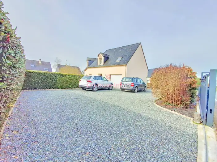 Maison 6 pièces de 138 m² - Saint-James (50240)