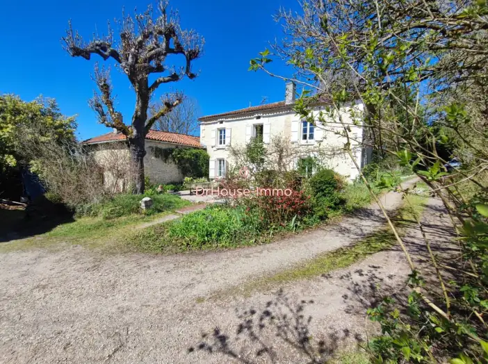 Maison 8 pièces de 288 m² - Chavenat (16320)