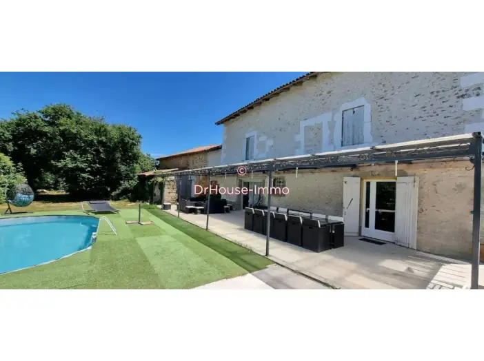 Maison 7 pièces de 240 m² - Neuvic (24190)