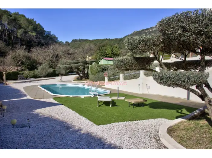 Maison 7 pièces de 262 m² - Cuers (83390)