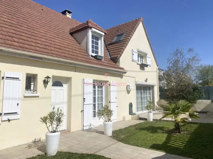 Maison 10 pièces de 225 m² - Limay (78520)