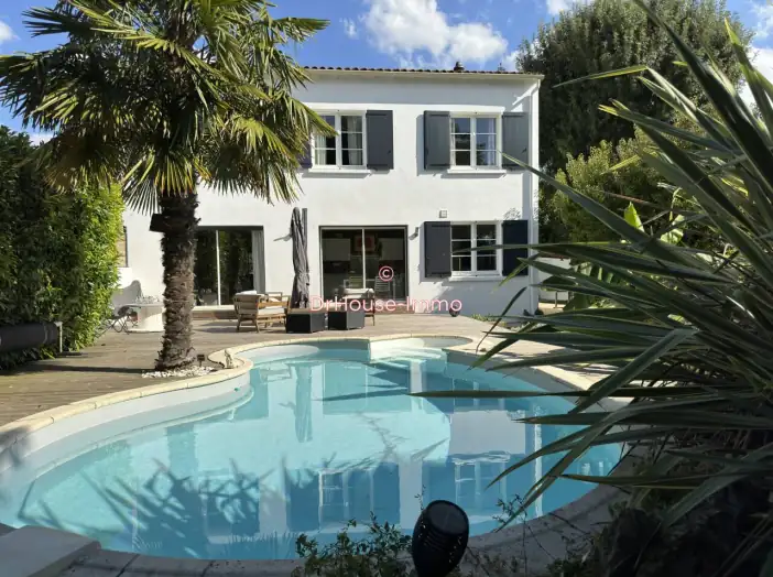 Maison 7 pièces de 160 m² - Périgny (17180)