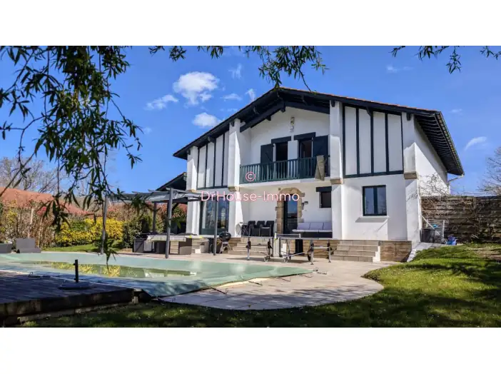 Maison 7 pièces de 226 m² - Urrugne (64122)