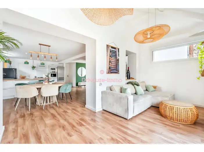 Maison 6 pièces de 150 m² - Saint-Bernard (01600)