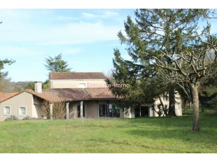 Maison 7 pièces de 280 m² - Ligugé (86240)