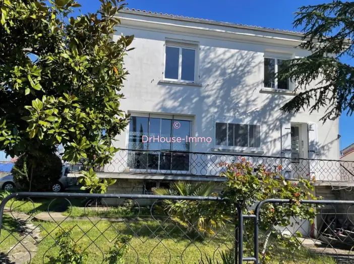 Maison 6 pièces de 197 m² - Rochefort (17300)