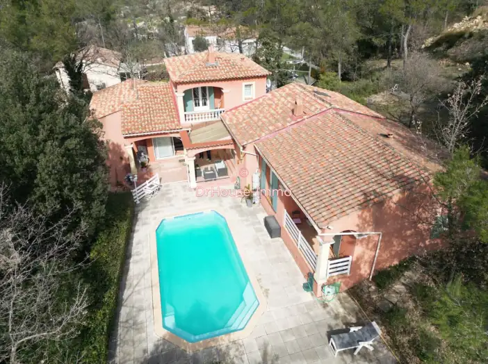 Maison 7 pièces de 220 m² - Rocbaron (83136)