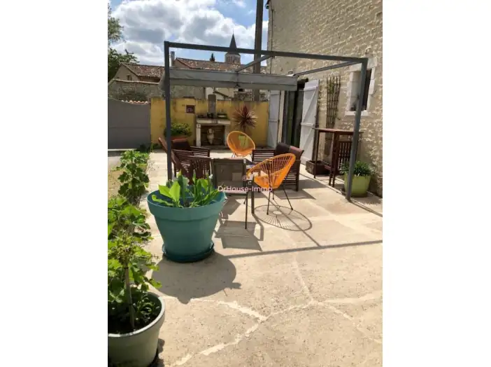 Maison 5 pièces de 175 m² - Saint-Amant-de-Boixe (16330)