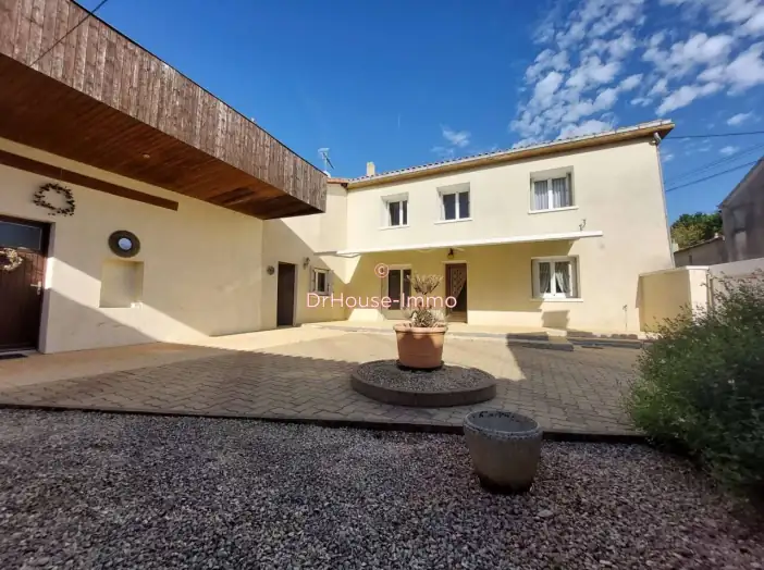 Maison 6 pièces de 140 m² - Villeneuve-la-Comtesse (17330)