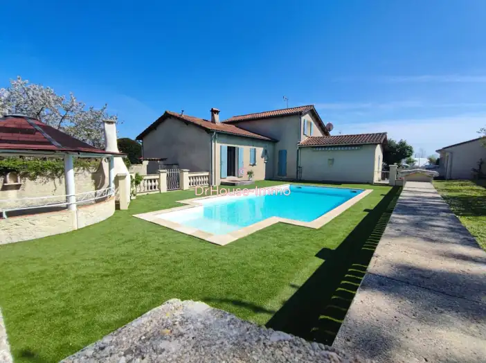 Maison 8 pièces de 198 m² - Roullet-Saint-Estèphe (16440)