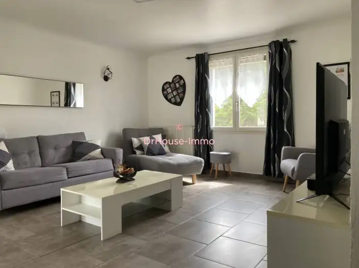 Maison 9 pièces de 168 m² - La Martre (83840)