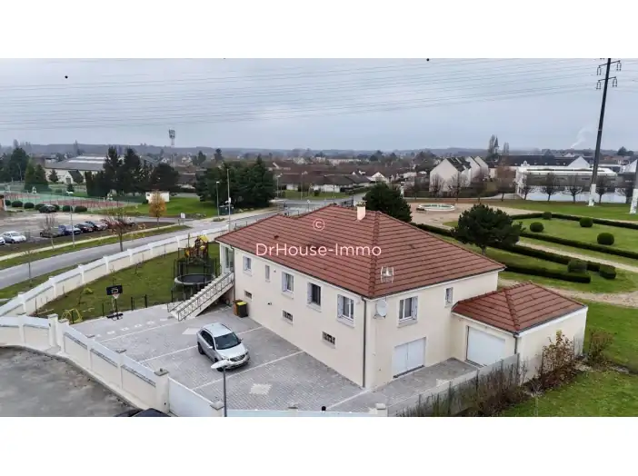 Maison 9 pièces de 145 m² - Villemandeur (45700)