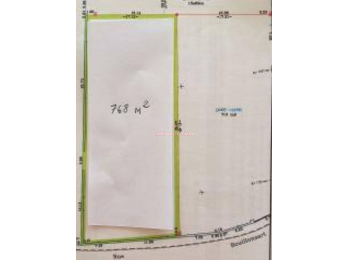 Terrain de 768m²