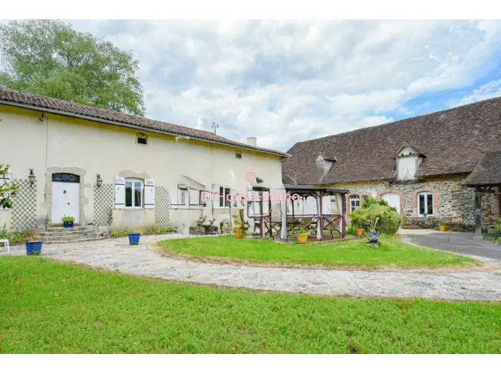 Maison 7 pièces de 217 m² - Saint-Germain-les-Belles (87380)