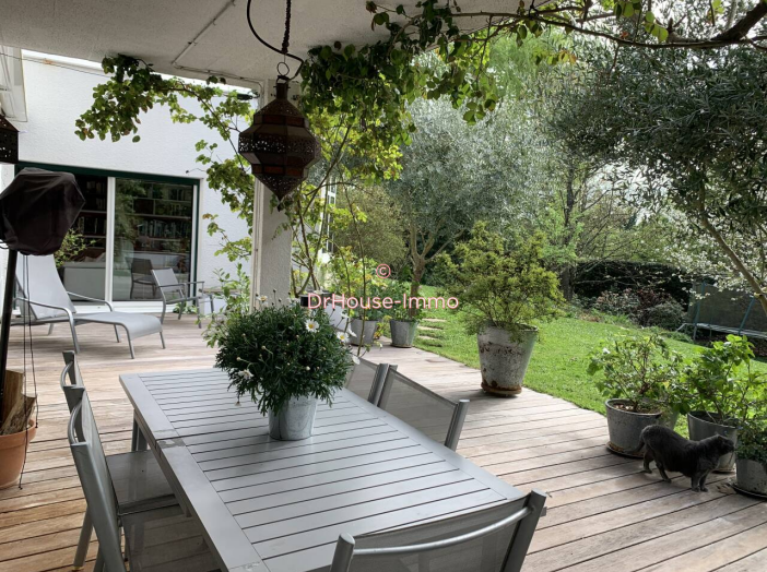 Maison de 250m² - 8 pièces