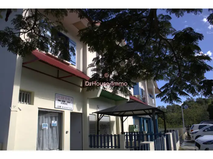 Commerce 1 pièce de 33 m² - Avirons (97425)