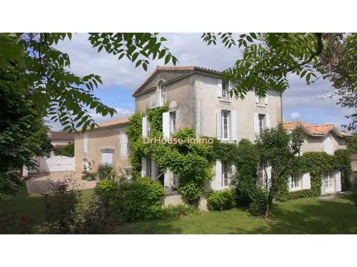Maison 8 pièces de 267 m² - Ribérac (24600)