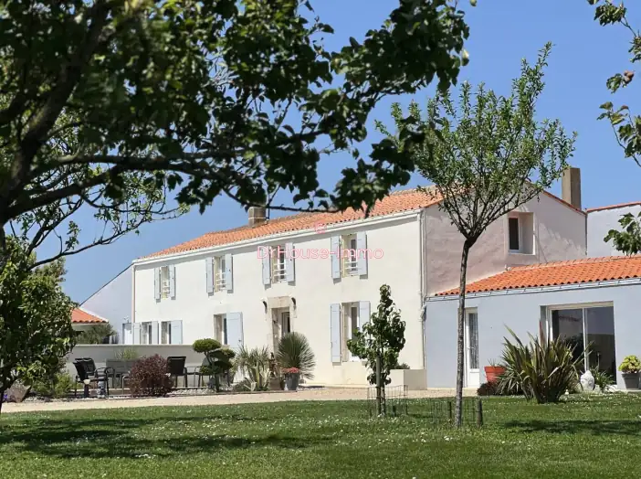 Maison 7 pièces de 249 m² - Luçon (85400)