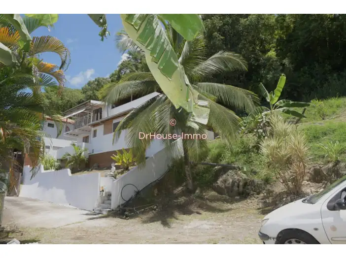 Immeuble 10 pièces de 180 m² - Sainte-Anne (97227)