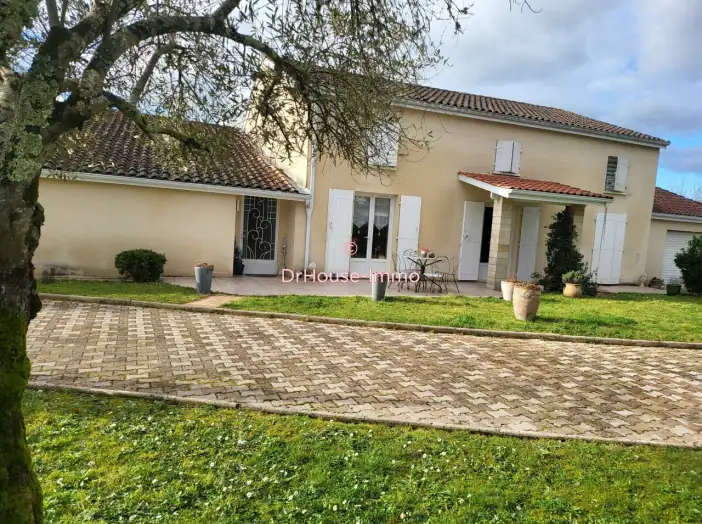 Maison 9 pièces de 170 m² - Saint-Sulpice-et-Cameyrac (33450)