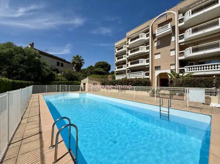 Appartement 4 pièces de 128 m² - Saint-Laurent-du-Var (06700)