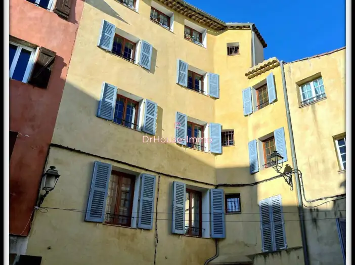 Immeuble 16 pièces de 384 m² - Lorgues (83510)