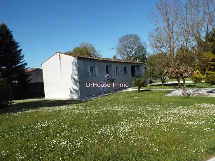 Maison 10 pièces de 224 m² - Jarnac-Champagne (17520)