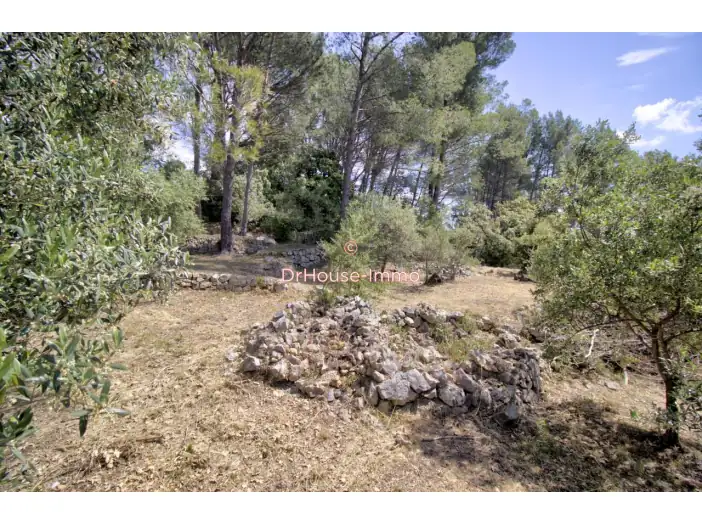 Terrain de 1 200 m² - Cuers (83390)