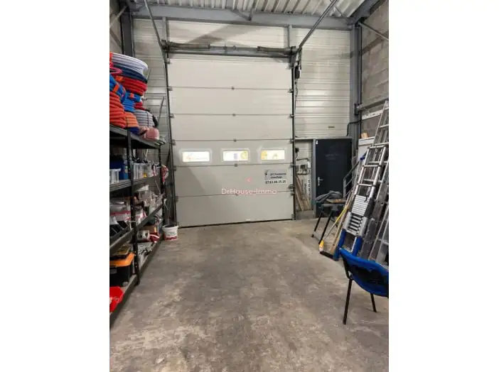 Parking / Box 1 pièce de 140 m² - Saint-Herblain (44800)