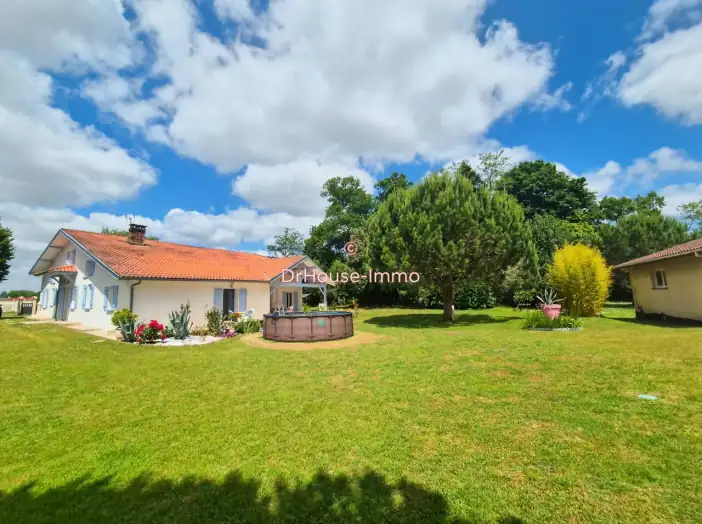 Maison 7 pièces de 225 m² - Seyresse (40180)